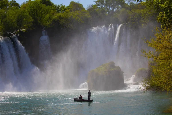 Kravice Şelaleleri, Bosna-Hersek 'te bir Doğa Mucizesi. Kravice şelaleleri, orijinal adıyla Kravica şelaleleri, Sovyetler Birliği 'nin en güzel doğal alanlarından biridir.