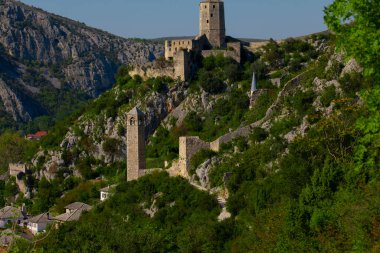 Citadel Pocitelj, Bosna-Hersek kalesi Neretva nehri vadisinde. Bu kale 1383 yılında Bosna Kralı I. Tvrtko tarafından inşa edilmiştir..