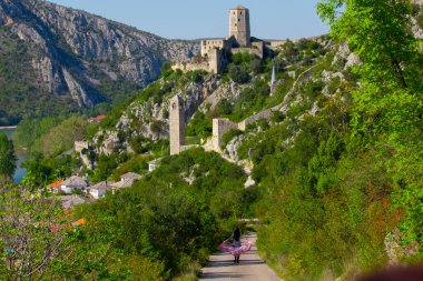 Citadel Pocitelj, Bosna-Hersek kalesi Neretva nehri vadisinde. Bu kale 1383 yılında Bosna Kralı I. Tvrtko tarafından inşa edilmiştir..