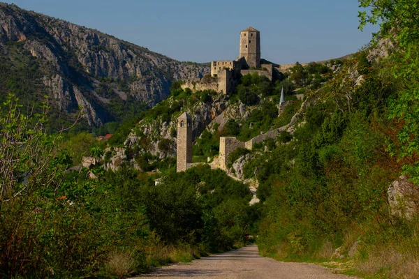 Citadel Pocitelj, Bosna-Hersek kalesi Neretva nehri vadisinde. Bu kale 1383 yılında Bosna Kralı I. Tvrtko tarafından inşa edilmiştir..