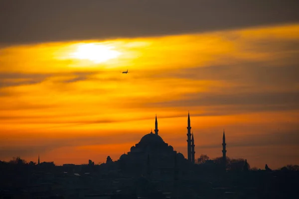 Istanbuls Stadssiluett Och Suleymaniyes Moské — Stockfoto