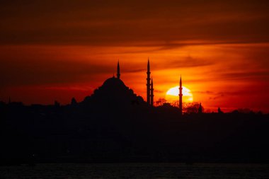 Camiler, feribotlar, deniz, köprü, bakire kulesi, İstanbul 'un en güzel manzarası, gün batımı.