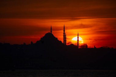 Camiler, feribotlar, deniz, köprü, bakire kulesi, İstanbul 'un en güzel manzarası, gün batımı.