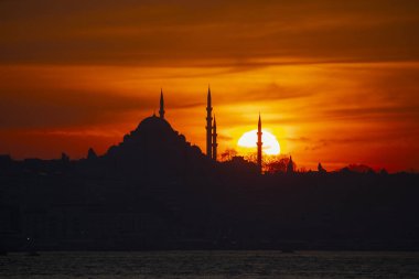 Camiler, feribotlar, deniz, köprü, bakire kulesi, İstanbul 'un en güzel manzarası, gün batımı.