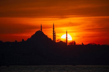 Camiler, feribotlar, deniz, köprü, bakire kulesi, İstanbul 'un en güzel manzarası, gün batımı.