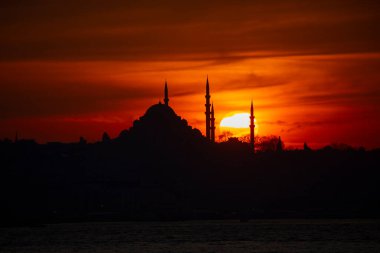 Camiler, feribotlar, deniz, köprü, bakire kulesi, İstanbul 'un en güzel manzarası, gün batımı.