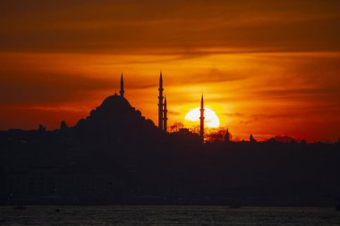 Camiler, feribotlar, deniz, köprü, bakire kulesi, İstanbul 'un en güzel manzarası, gün batımı.