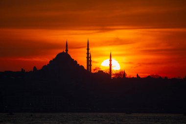 Camiler, feribotlar, deniz, köprü, bakire kulesi, İstanbul 'un en güzel manzarası, gün batımı.
