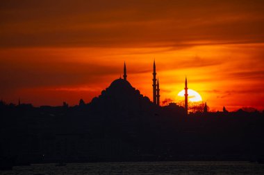 Camiler, feribotlar, deniz, köprü, bakire kulesi, İstanbul 'un en güzel manzarası, gün batımı.