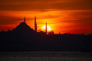 Camiler, feribotlar, deniz, köprü, bakire kulesi, İstanbul 'un en güzel manzarası, gün batımı.