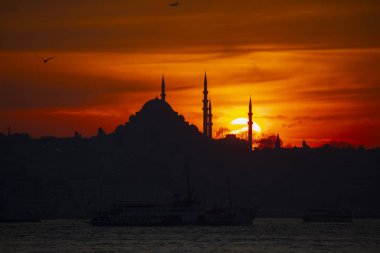 Camiler, feribotlar, deniz, köprü, bakire kulesi, İstanbul 'un en güzel manzarası, gün batımı.