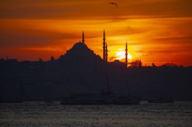 Camiler, feribotlar, deniz, köprü, bakire kulesi, İstanbul 'un en güzel manzarası, gün batımı.