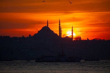 Camiler, feribotlar, deniz, köprü, bakire kulesi, İstanbul 'un en güzel manzarası, gün batımı.