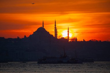 Camiler, feribotlar, deniz, köprü, bakire kulesi, İstanbul 'un en güzel manzarası, gün batımı.