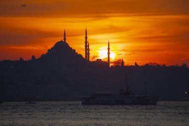 Camiler, feribotlar, deniz, köprü, bakire kulesi, İstanbul 'un en güzel manzarası, gün batımı.