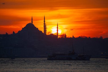 Camiler, feribotlar, deniz, köprü, bakire kulesi, İstanbul 'un en güzel manzarası, gün batımı.