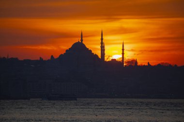 Camiler, feribotlar, deniz, köprü, bakire kulesi, İstanbul 'un en güzel manzarası, gün batımı.