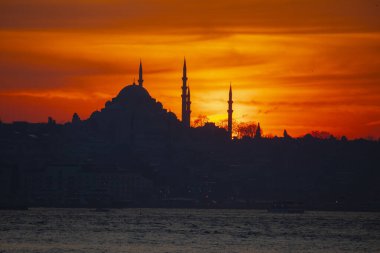 Camiler, feribotlar, deniz, köprü, bakire kulesi, İstanbul 'un en güzel manzarası, gün batımı.