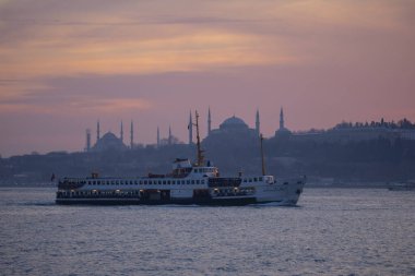 Camiler, feribotlar, deniz, köprü, bakire kulesi, İstanbul 'un en güzel manzarası, gün batımı.