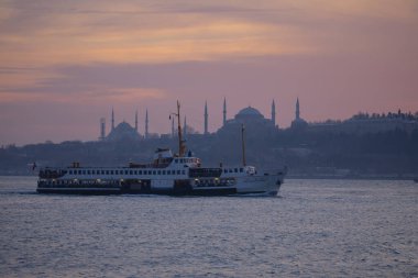 Camiler, feribotlar, deniz, köprü, bakire kulesi, İstanbul 'un en güzel manzarası, gün batımı.
