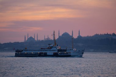 Camiler, feribotlar, deniz, köprü, bakire kulesi, İstanbul 'un en güzel manzarası, gün batımı.