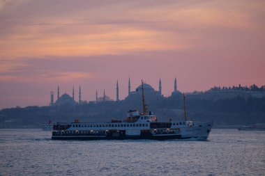 Camiler, feribotlar, deniz, köprü, bakire kulesi, İstanbul 'un en güzel manzarası, gün batımı.