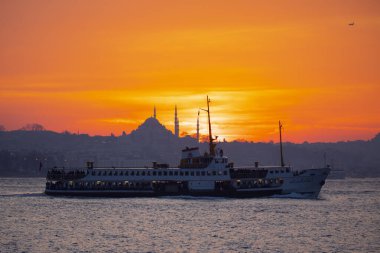 Camiler, feribotlar, deniz, köprü, bakire kulesi, İstanbul 'un en güzel manzarası, gün batımı.