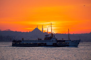 Camiler, feribotlar, deniz, köprü, bakire kulesi, İstanbul 'un en güzel manzarası, gün batımı.