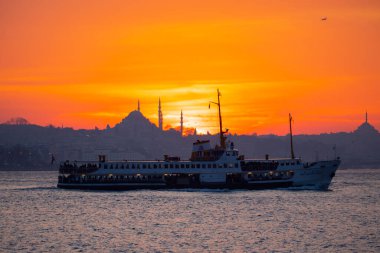 Camiler, feribotlar, deniz, köprü, bakire kulesi, İstanbul 'un en güzel manzarası, gün batımı.