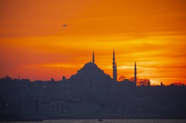 Camiler, feribotlar, deniz, köprü, bakire kulesi, İstanbul 'un en güzel manzarası, gün batımı.