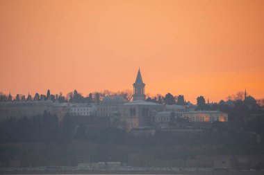 Camiler, feribotlar, deniz, köprü, bakire kulesi, İstanbul 'un en güzel manzarası, gün batımı.