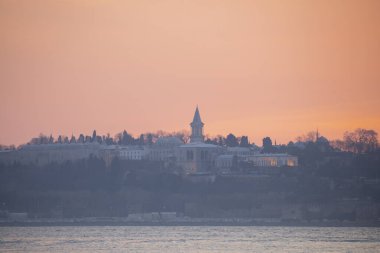 Camiler, feribotlar, deniz, köprü, bakire kulesi, İstanbul 'un en güzel manzarası, gün batımı.