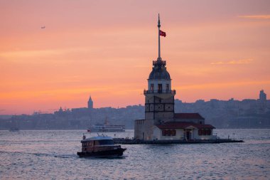 Camiler, feribotlar, deniz, köprü, bakire kulesi, İstanbul 'un en güzel manzarası, gün batımı.