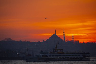 Camiler, feribotlar, deniz, köprü, bakire kulesi, İstanbul 'un en güzel manzarası, gün batımı.