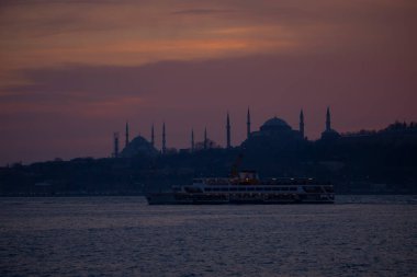 Camiler, feribotlar, deniz, köprü, bakire kulesi, İstanbul 'un en güzel manzarası, gün batımı.