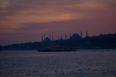 Camiler, feribotlar, deniz, köprü, bakire kulesi, İstanbul 'un en güzel manzarası, gün batımı.