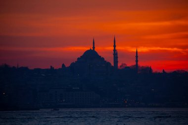 Camiler, feribotlar, deniz, köprü, bakire kulesi, İstanbul 'un en güzel manzarası, gün batımı.