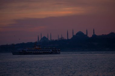 Camiler, feribotlar, deniz, köprü, bakire kulesi, İstanbul 'un en güzel manzarası, gün batımı.