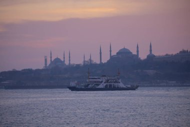 Camiler, feribotlar, deniz, köprü, bakire kulesi, İstanbul 'un en güzel manzarası, gün batımı.