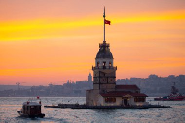 Camiler, feribotlar, deniz, köprü, bakire kulesi, İstanbul 'un en güzel manzarası, gün batımı.