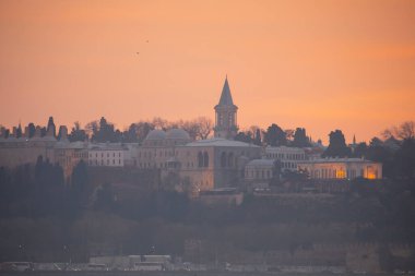 Camiler, feribotlar, deniz, köprü, bakire kulesi, İstanbul 'un en güzel manzarası, gün batımı.