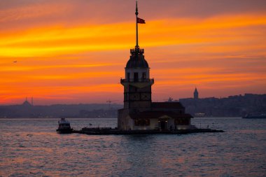 Camiler, feribotlar, deniz, köprü, bakire kulesi, İstanbul 'un en güzel manzarası, gün batımı.