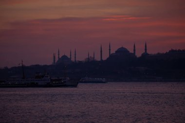 Camiler, feribotlar, deniz, köprü, bakire kulesi, İstanbul 'un en güzel manzarası, gün batımı.