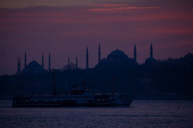 Camiler, feribotlar, deniz, köprü, bakire kulesi, İstanbul 'un en güzel manzarası, gün batımı.