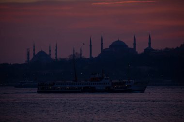 Camiler, feribotlar, deniz, köprü, bakire kulesi, İstanbul 'un en güzel manzarası, gün batımı.