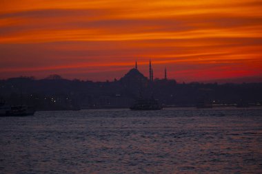 Camiler, feribotlar, deniz, köprü, bakire kulesi, İstanbul 'un en güzel manzarası, gün batımı.