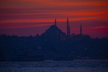 Camiler, feribotlar, deniz, köprü, bakire kulesi, İstanbul 'un en güzel manzarası, gün batımı.
