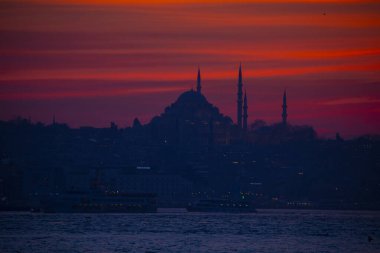 Camiler, feribotlar, deniz, köprü, bakire kulesi, İstanbul 'un en güzel manzarası, gün batımı.