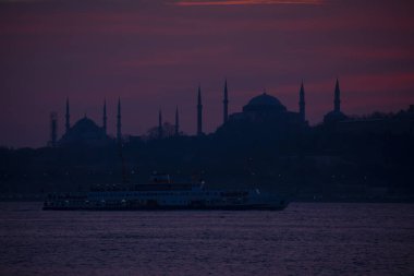 Camiler, feribotlar, deniz, köprü, bakire kulesi, İstanbul 'un en güzel manzarası, gün batımı.