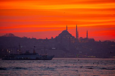 Camiler, feribotlar, deniz, köprü, bakire kulesi, İstanbul 'un en güzel manzarası, gün batımı.